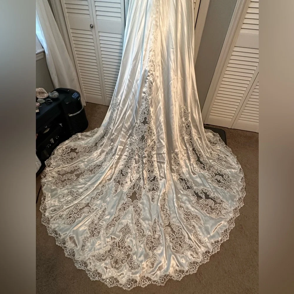 Stunning classic wedding dress - Picture 7 of 16